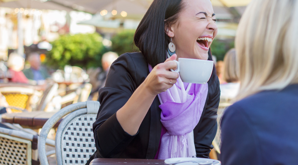 Kvinde der griner og siger Nå på dansk